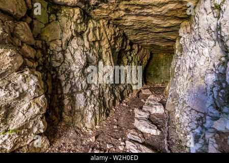 Italia Veneto Monte Grappa - Col Andreon - rifugio per i soldati Foto Stock