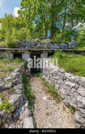 Italia Veneto Monte Grappa - Col Andreon - rifugio per i soldati Foto Stock