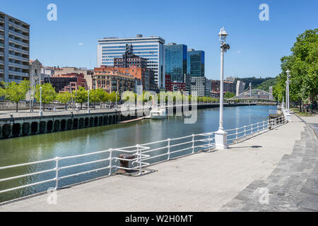 Guardando in giù il fiume di Bilbao nella città basca di Bilbao Foto Stock
