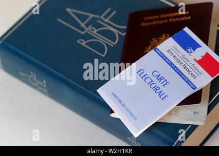 Elettorale francese. Scheda di polling, passaporto e la Bibbia. La Francia. Foto Stock