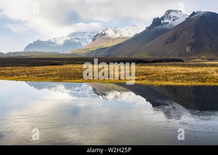 Tipico paesaggio islandese tra Vik e Joekulsarlon in Islanda, l'Europa. Foto Stock