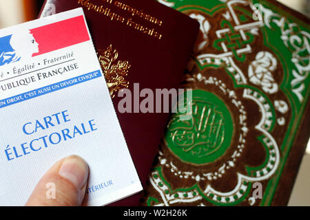 Elettorale francese. Scheda di polling, il passaporto e il Corano. Foto Stock