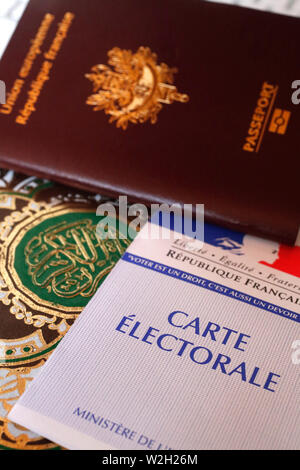 Elettorale francese. Scheda di polling, il passaporto e il Corano. Foto Stock