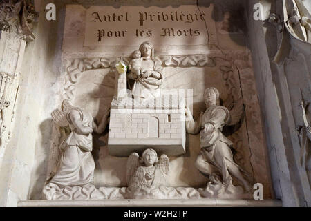 Saint Ours chiesa collegiata, Loches, Francia. Altare per i morti. Foto Stock