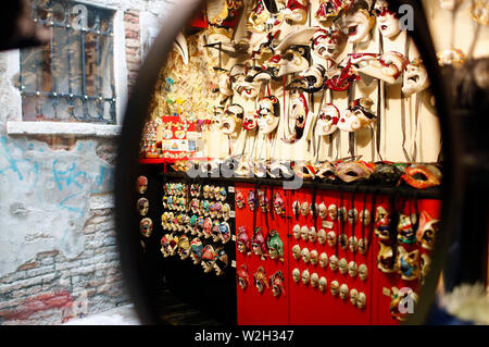 Maschere veneziane in vendita presso il negozio. Venezia. L'Italia. Foto Stock