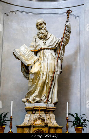 Badia di Sant'Agata chiesa settecentesca, Catania, Sicilia (Italia). Statua di Giovan Battista Marino (XVIII secolo) Foto Stock