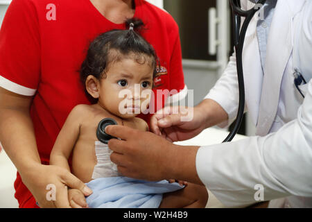 Calmette Hospital. Un intervento di chirurgia cardiaca Ward. Giovane ragazza. Phnom Penh. Cambogia. Foto Stock