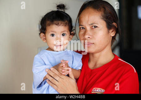 Calmette Hospital. Un intervento di chirurgia cardiaca Ward. Ragazza giovane con la madre. Phnom Penh. Cambogia. Foto Stock