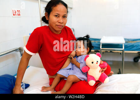 Calmette Hospital. Un intervento di chirurgia cardiaca Ward. Ragazza giovane con la madre. Phnom Penh. Cambogia. Foto Stock