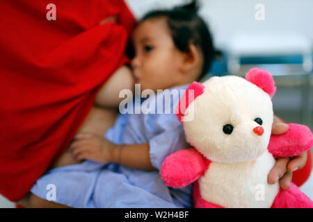 Calmette Hospital. Un intervento di chirurgia cardiaca Ward. Ragazza giovane con la madre. Phnom Penh. Cambogia. Foto Stock