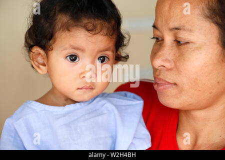 Calmette Hospital. Un intervento di chirurgia cardiaca Ward. Ragazza giovane con la madre. Phnom Penh. Cambogia. Foto Stock