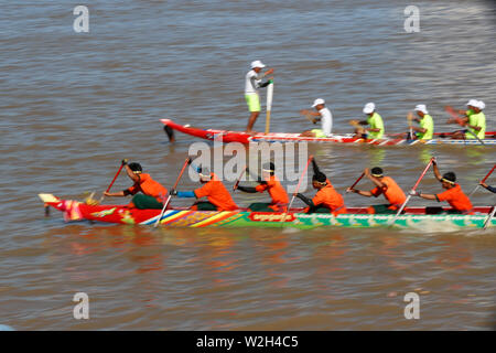 Phnom Penh celebra Bon Om Touk, il cambogiano Festival dell'acqua, con dragon boat racing sul fiume Tonle Sap. Cambogia. Foto Stock