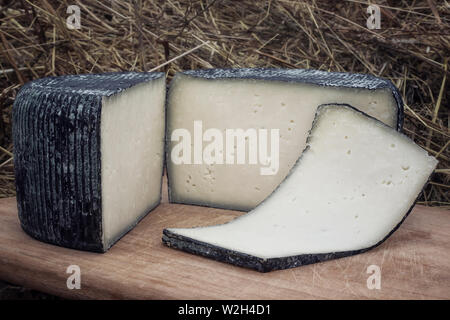 Formaggio artigianale da mucche e capre latte. Testa di formaggio. Affinage Foto Stock