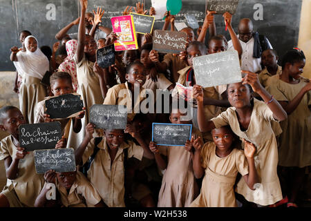 Africani scuola primaria. Bambini sponsorizzati dalla ong francese : la Chaine de l'Espoir. ( Catena di speranza ). Lomé. Il Togo.