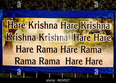 Hare Krishna banner a Bhaktivedanta manor durante Janmashtami festival indù, Watford, Regno Unito Foto Stock