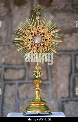 Bai Dau Chiesa Parrocchiale. Il Santo Sacramento. L adorazione eucaristica. Foto Stock