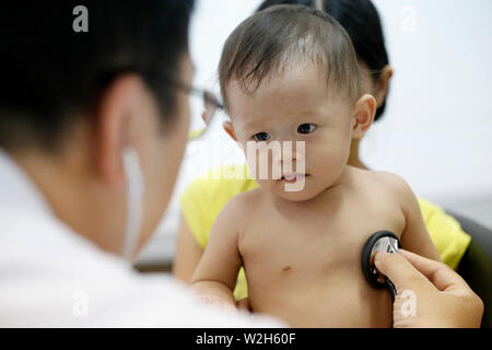 Tam Duc ospedale. Il bambino soffre di malattie del cuore. Ho chi minh city. Il Vietnam. Foto Stock