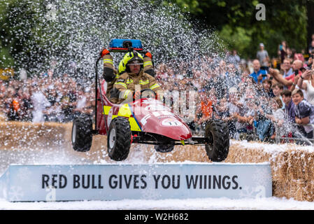 Hot Runnings competere nel Red Bull Soapbox Race 2019 a Alexandra Park, London, Regno Unito. Saltando su una rampa. Utilizzando bob donati da GB Bob team Foto Stock