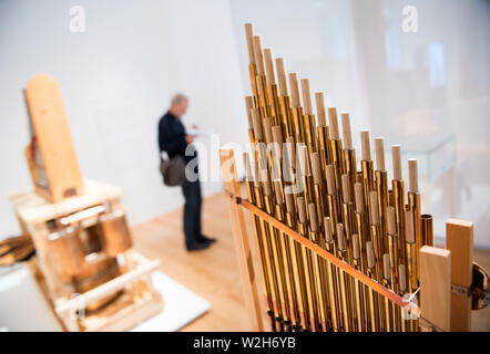 Amburgo, Germania. 04 Luglio, 2019. Un piccolo organo è nel Museo di Arti e Mestieri in mostra Manufaktur des Klangs. 2000 anni di costruzione di organi e di organo giocando esposte. Più di 30 mostre, tra cui 14 strumenti storici e ricostruzioni, vi invitano a conoscere la progettazione strutturale e la raffinatezza tecnica dell'organo Wunderwerk nella mostra. (A dpa "esposizione si illumina 2000 anni di costruzione di organi e di organo playingÈ') Credito: Daniel Bockwoldt/dpa/Alamy Live News Foto Stock