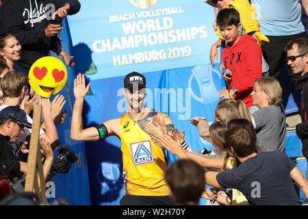 Amburgo, Germania. 02Luglio, 2019. Il beach volley, il campionato del mondo, Rothenbaum Stadium: turno preliminare gli uomini, Thole/Wickler (Germania) - Bourne/Crabb (USA). Clemens Wickler arriva al centro Corte prima del gioco. Credito: Christian Charisius/dpa/Alamy Live News Foto Stock