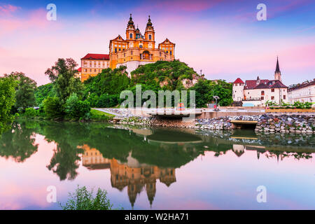 Melk, Austria. Abbazia benedettina nella valle di Wachau al tramonto. Foto Stock