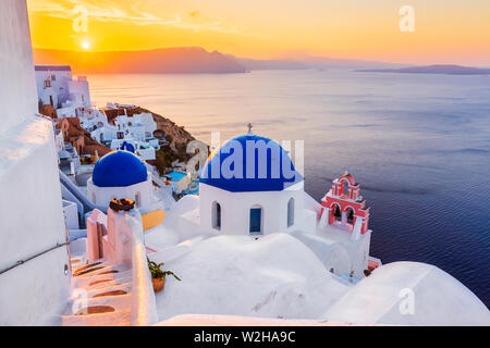 Santorini, Grecia. Il pittoresco villaggio di Oia all'alba. Foto Stock
