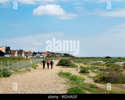 Arrivando a Thorpeness lungo il sentiero costiero dalla Aldeburgh Suffolk in Inghilterra Foto Stock