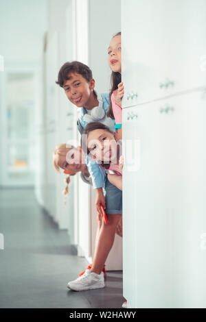 Bambini divertenti avendo molto divertente durante la pausa scolastica Foto Stock