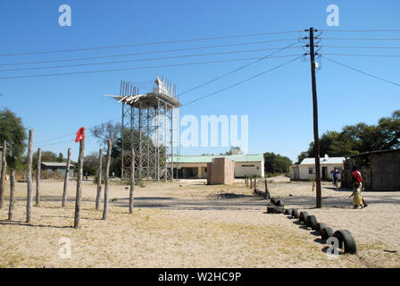 Torre dell'acqua rotta, Mwandi, Zambia, Africa. Foto Stock