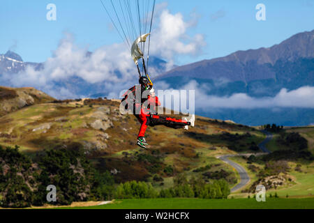 Skydivers Tandem la preparazione a terra, Queenstown, Isola del Sud, Nuova Zelanda Foto Stock