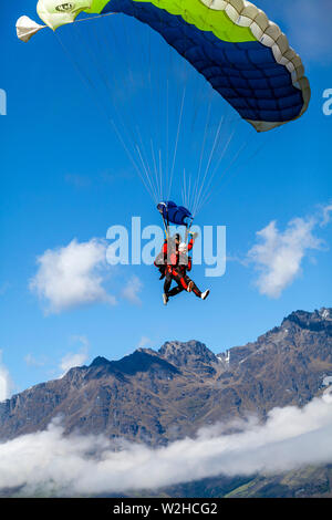 Skydivers Tandem la preparazione a terra, Queenstown, Isola del Sud, Nuova Zelanda Foto Stock