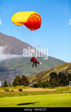 Skydivers Tandem la preparazione a terra, Queenstown, Isola del Sud, Nuova Zelanda Foto Stock