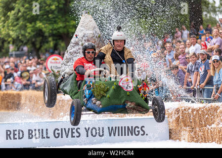 Il culto di avventura a competere in Red Bull Soapbox Race 2019 a Alexandra Park, London, Regno Unito. Saltando su rampa con persone Foto Stock