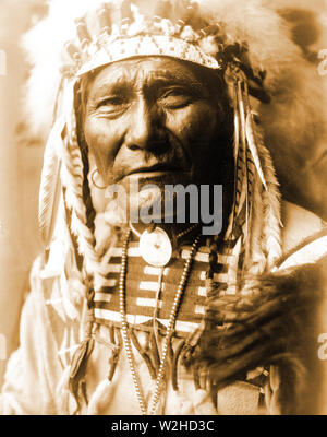 Edward S. Curtis nativi indiani americani - Ghost Bear, Crow Indian, Montana ca. 1908 Foto Stock