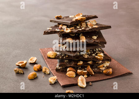 Nocciola scuro pezzi di cioccolato su sfondo marrone Foto Stock