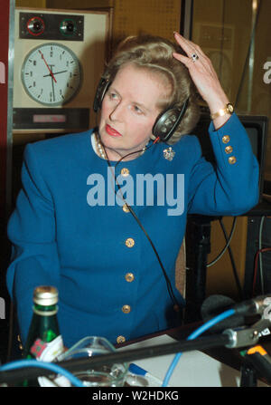 Margaret Thatcher a Bush House, Londra, rispondendo alle domande poste dal BBC World Service ascoltatori durante un telefono live-in sul tema delle relazioni tra Est e Ovest. Foto Stock