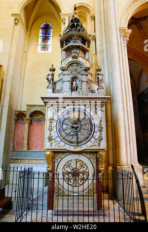 Il famoso orologio astronomico all'interno di Saint Jean Cattedrale di Lione, Auvergne-Rhône-Alpes, Francia. Foto Stock