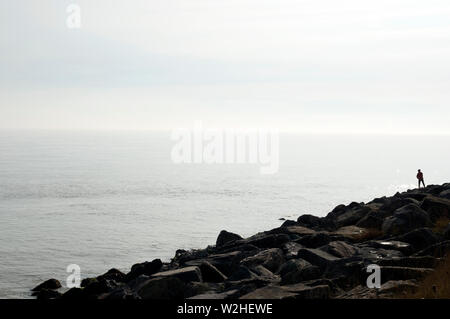 Armatura di roccia le difese costiere Foto Stock