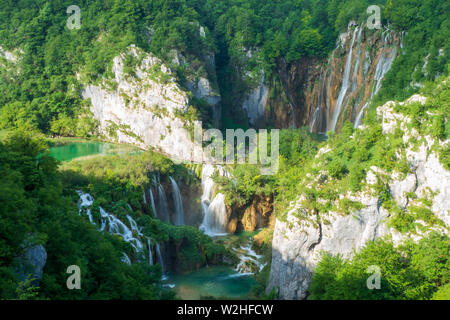 Vista panoramica di Veliki Slap, la grande cascata, al Parco Nazionale dei Laghi di Plitvice in Croazia Foto Stock