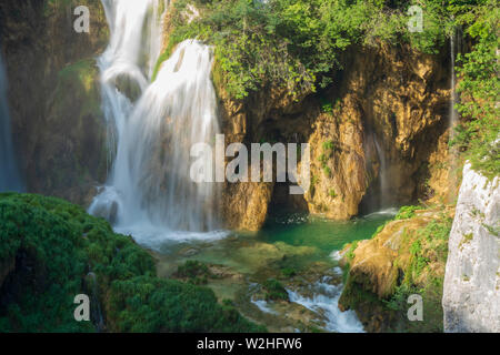Acqua pura, fresca a cascata verso il basso la roccia sotto il Veliki Slap, la grande cascata, al Parco Nazionale dei Laghi di Plitvice in Croazia Foto Stock