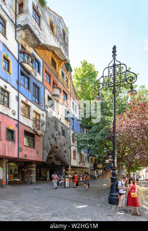 I turisti come l'Hundertwasserhaus durante la giornata a Vienna, Austria Foto Stock