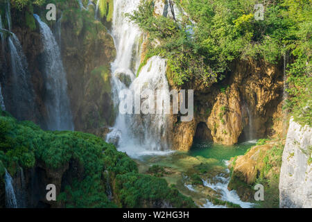 Acqua pura, fresca a cascata verso il basso la roccia sotto il Veliki Slap, la grande cascata, al Parco Nazionale dei Laghi di Plitvice in Croazia Foto Stock