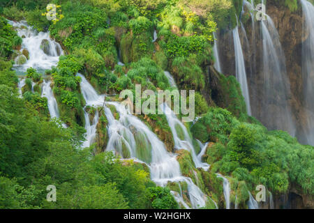 Acqua pura, fresca a cascata verso il basso la roccia sotto il Veliki Slap, la grande cascata, al Parco Nazionale dei Laghi di Plitvice in Croazia Foto Stock