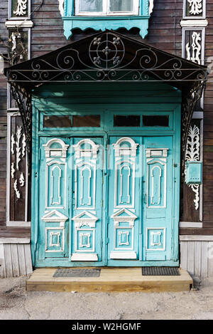 Vecchia porta di legno con il legno architrave scolpito Foto Stock