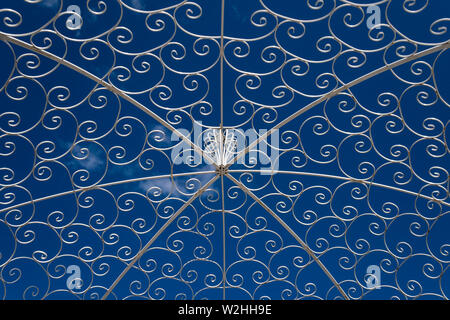 Bellissimo modello di una pergola con cielo blu Foto Stock