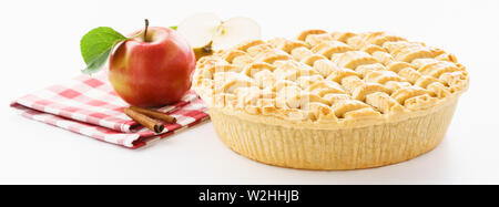 In casa la torta di mele e ingredienti su sfondo bianco. Foto Stock