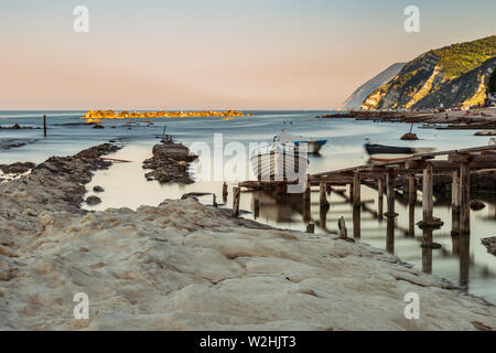 Passetto spiaggia con barche di pescatori Foto Stock