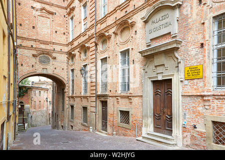 Mondovì, Italia - Agosto 16, 2016: Palazzo di Giustizia con mattoni rossi parete e via in un giorno di estate a Mondovì, Italia. Foto Stock