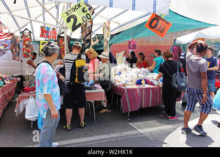 Roma, Italia - 29 giugno 2014; famoso mercato delle pulci Porto Portese a Roma con un sacco di persone intorno di navigazione e acquisto di seconda mano vestiti dal mercato. Foto Stock