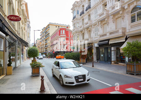 MONTE CARLO, Monaco - Agosto 19, 2016: Shopping Street con le vetture in una mattinata estiva in Monte Carlo, Monaco. Foto Stock